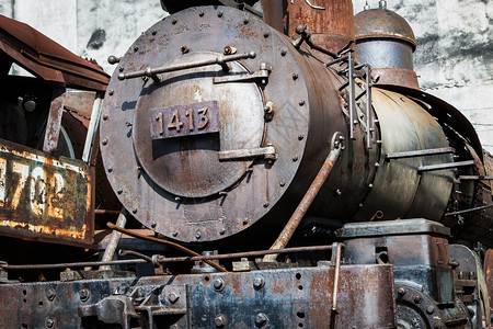 背景墙壁上的旧蒸汽机车图片