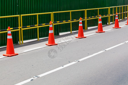 城市街道上路的栅栏图片