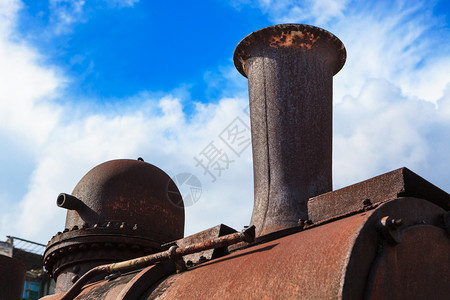 云端的旧蒸汽机管图片