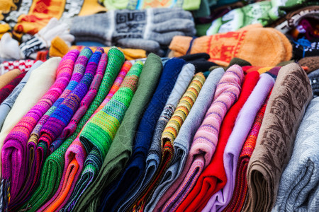 街头市场秘鲁的围巾和手套图片