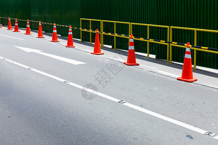 城市街道上路的栅栏图片