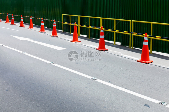 城市街道上路的栅栏图片