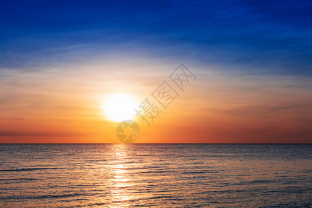 美丽的红日落在海洋上背景图片