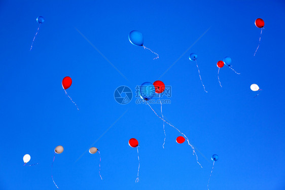 暗蓝天空背景上的气球图片