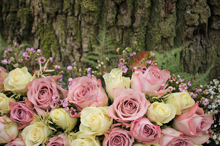 花式结婚装饰中的混合紫色和白玫瑰花图片