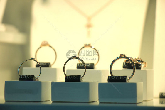 珠宝店展示的钻石订婚戒指和其他珠宝首饰图片
