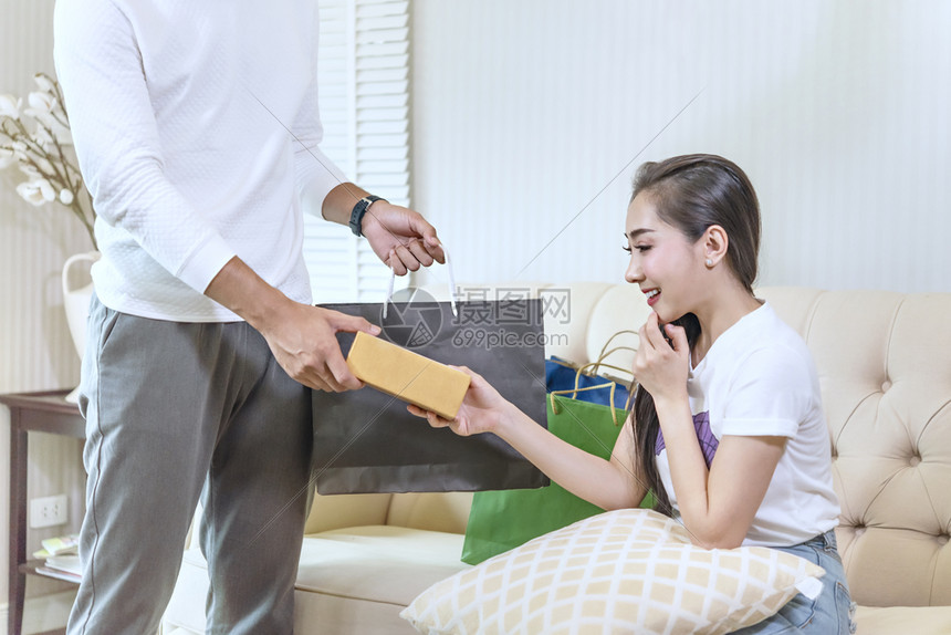 男人给美女送礼物男人给女送礼物图片