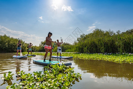 年轻夫妇在湖边划水暑假期间男游客和女在湖边水图片