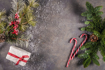 圣诞背景松果红条杖和Firs分支的背景Xmas和新年快乐组成平底最高视图图片