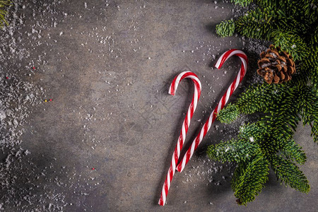 圣诞背景松果红条杖和Firs分支的背景Xmas和新年快乐组成平底最高视图图片
