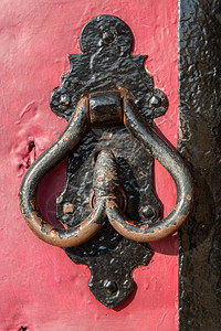 旧金属门用木制红漆门背景的黑手柄真实物的概念特写图片