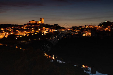 夜间的梅尔托拉葡萄牙村及其城堡葡萄牙南部阿伦乔地区的村庄图片