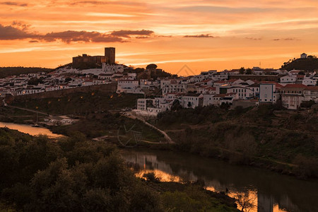 葡萄牙的梅尔托拉村及其城堡的日落葡萄牙南部的阿伦乔地区葡萄牙南部的村庄图片