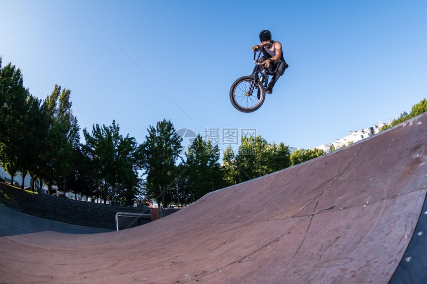 bmx特技表演在滑板场的跳坡顶部滑板场的斜坡上