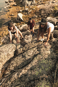 旅游者在山地上攀岩活跃健康的生方式在岩石山上冒险度假图片