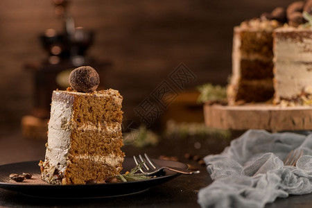 餐桌上生锈的木制厨房柜台美味咖啡和栗子蛋糕背景