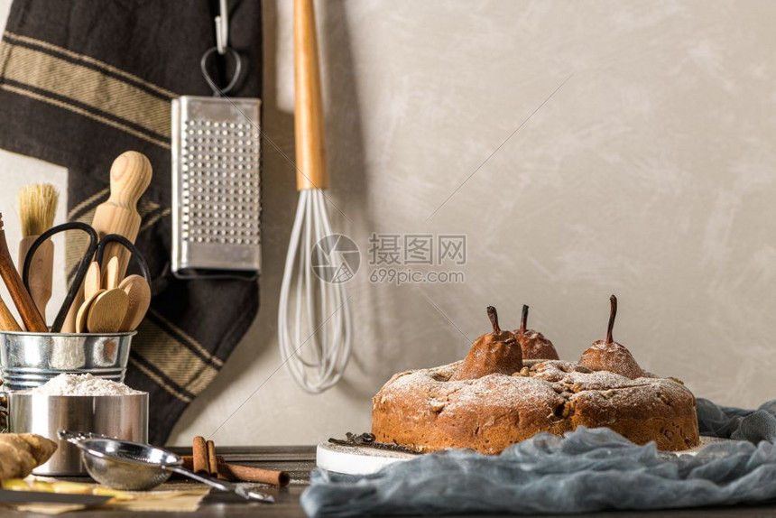 美味的蛋糕有梨子姜汁和肉桂在黑暗的厨房柜台图片