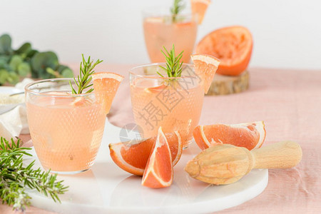 茶叶果汁杯子上装着迷迭香清新夏季鸡尾酒图片