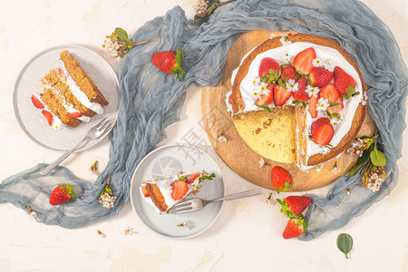 俯视图草莓海绵蛋糕图片