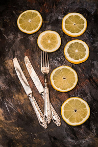新鲜切片熟柠檬刀和黑叉子图片