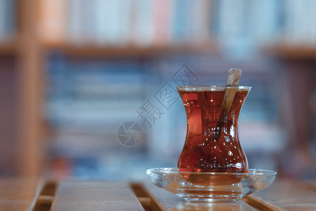 土耳其传统茶叶在图书馆用薄腹玻璃杯装着土耳其传统茶叶图片