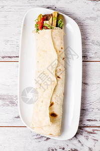 拉瓦什包装鸡肉烤以土耳其扁面包为食图片