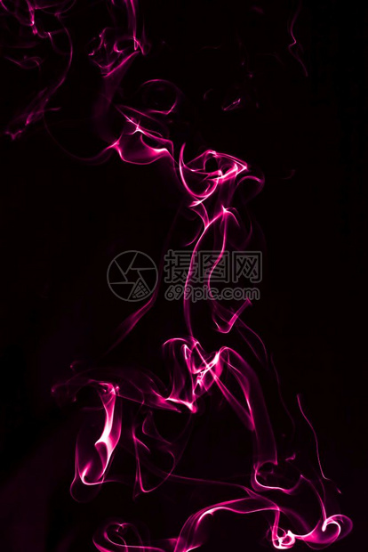 黑色背景的有创意抽象粉色烟雾模式图片