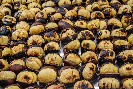 土耳其伊斯坦布尔街头出售的烤栗子图片