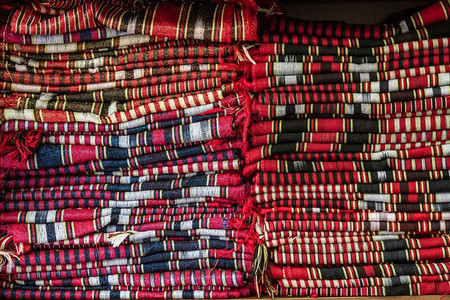 一家店里真实的红色Trabzon布料图片