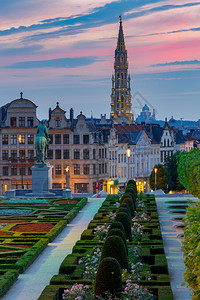 布鲁塞尔市政厅夜间照明市政厅的艺术山和塔楼景象布鲁塞尔比利时布鲁塞尔日落时的艺术山背景