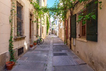 古老的中世纪街道在法国阿列斯普罗旺古老的狭窄街道在城市的历史中心图片