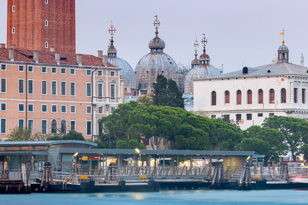 大运河景色和日落时的城市列车威尼斯意大利运河景色日落时大运河景色图片