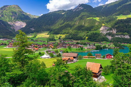 传统中世纪阿尔卑斯山村在阳光明媚的一天景象瑞士隆格伦斯威山的隆格伦老中世纪村图片