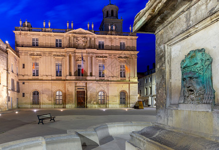 广场市政厅在夜间灯光下景象法国普罗旺斯阿尔列广场市政厅在日落图片