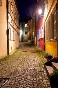 日落时市历史部分的旧房子法卡德斯班贝格巴伐利亚德国旧城街图片