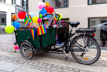 有彩旗和气球装饰的手推车的自行车哥本哈根哥本哈根有独轮车的自行车图片