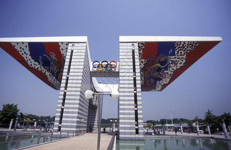 198年首尔奥林匹克运动会的世界和平之门198年首尔奥运会在韩国首尔市中心东亚西的苏普奥林匹公园举行206年5月首尔南科雷亚韩国图片