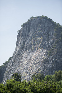 在泰国春武里省芭堤雅市附近的Sattahip村KhaoCheeChan的佛崖泰国芭堤雅2018年11月泰国芭堤雅佛像悬崖KHAO图片