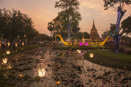 在泰国素可泰省素可泰历史公园的洛伊克拉通节上一艘传统的船和一座寺庙佛塔泰国素可泰2019年11月亚洲泰国素可泰LOYKRATHO图片