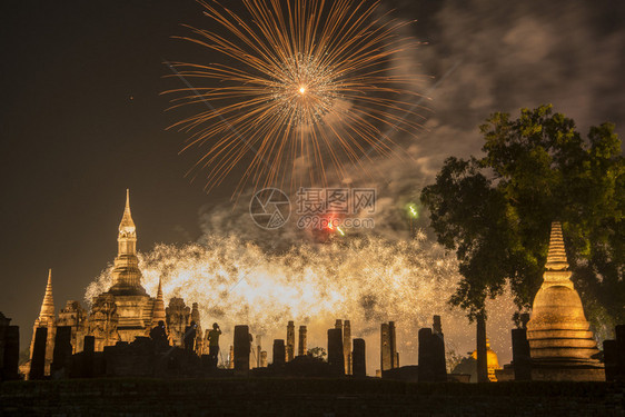 在泰国素可泰省素可泰历史公园的WatMahathat寺庙举行的LoyKrathong节上燃放烟花泰国素可泰2019年11月亚洲泰图片