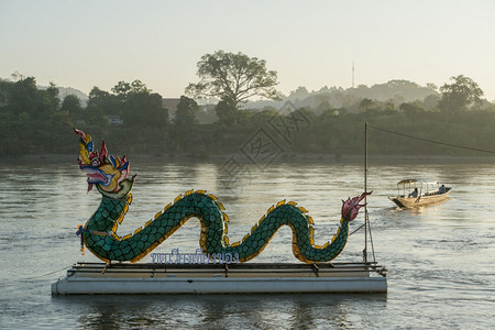 泰国清井省川市湄公河上的长龙泰国2019年月清川图片