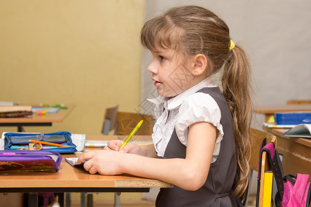 小学一年级女生认真听老师讲高清图片