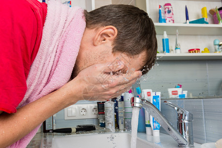洗脸泡沫男人早上在洗手间脸背景