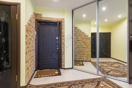 公寓内装有衣柜和大镜子的宽敞入口大厅图片