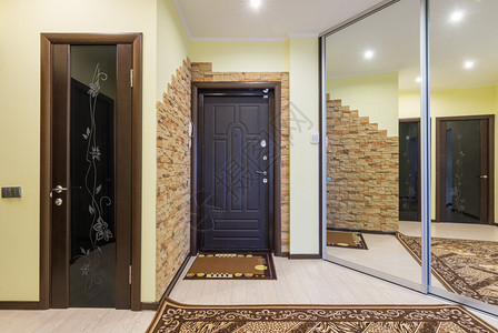 公寓内装有衣柜和镜子的宽敞入口大厅图片