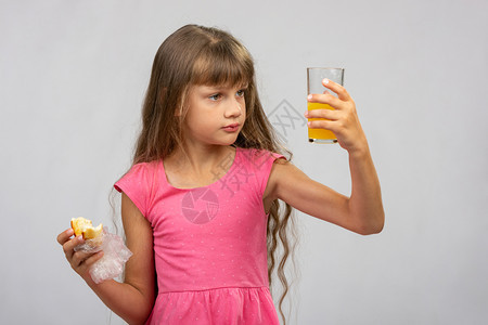 女孩特意看着一杯果汁图片