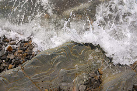 海浪在岩石岸上滚动空中观察图片