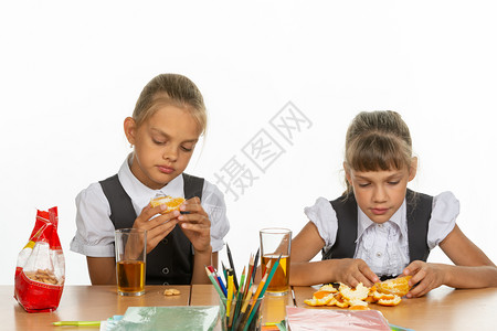 休息时两个累的女学生吃橙子喝果汁图片