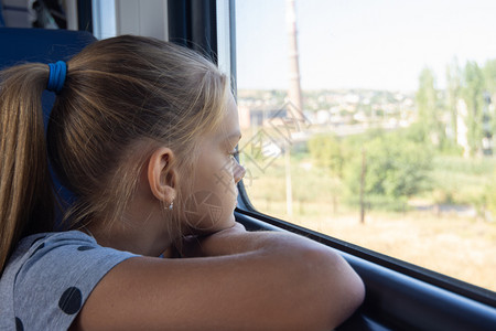 少女在电动火车上看着窗外图片