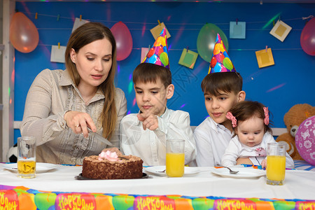 妈和孩子一起切生日蛋糕图片